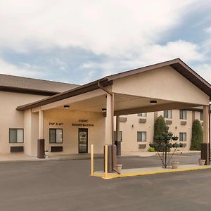 Baymont By Wyndham Hot Springs Hotel Exterior photo