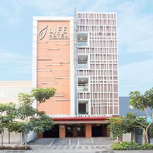 Life Hotel Mayjend Sungkono Surabaya Exterior photo