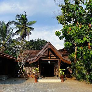 Hotel Griyo Jawi - Cabins & Pool Magelang Exterior photo