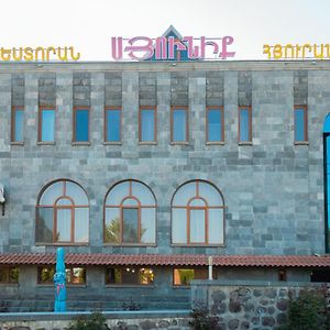 Syuniq Hotel Goris Exterior photo