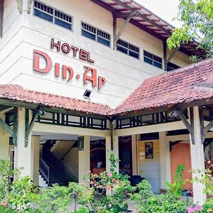 Hotel Reddoorz Near Politeknik Perkeretaapian Indonesia Madiun Exterior photo