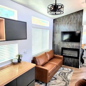 Designer Modern Tiny Home W All Of The Amenities Apple Valley Exterior photo
