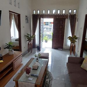 D'Unique Homestay By Luxury Degree Salakan Exterior photo