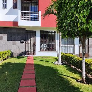 Casa Roja, Puerta Trasera, Jardín y Alberca Temixco Exterior photo