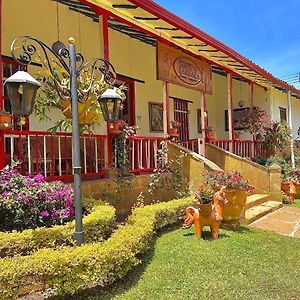 Hotel Hacienda Santa Barbara San Gil Exterior photo