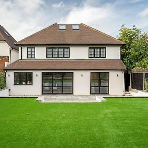 Pass The Keys Luxury 4 Bedroom Home With Large Garden Watford  Exterior photo