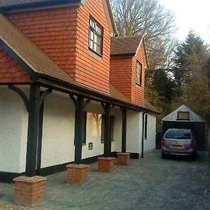 Hurstbourne Bed and Breakfast Camberley Exterior photo