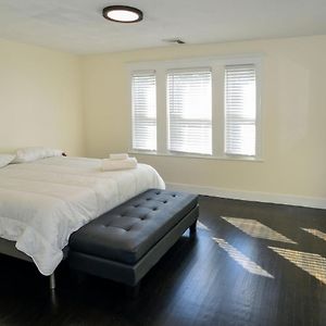 Modern Two Bedroom Condo - Boston Stoneham Exterior photo