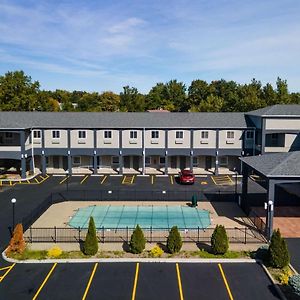 Days Inn & Suites By Wyndham Niagara Falls/Buffalo Exterior photo