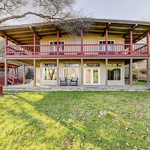 Pet-Friendly Grants Pass Home With Hot Tub! Exterior photo