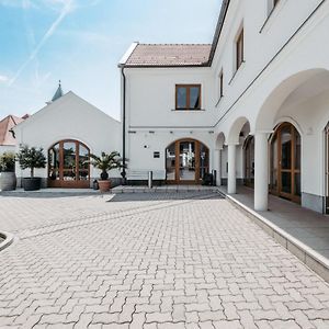 Weingut & Gastehaus Zum Seeblick - Familie Sattler Jois Exterior photo
