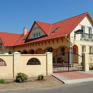 Hotel Harmónia Panzió Sárospatak Exterior photo