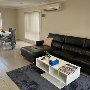 Everything Within Walking Distance - 3 Bed Rooms Entire House Tarneit Exterior photo