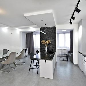 Luxury Apartment, 2 Bedrooms And 1 Living Room In Avan Ereván Exterior photo