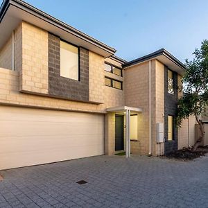 Modern Family Escapes Shopping At Your Doorstep Perth Exterior photo