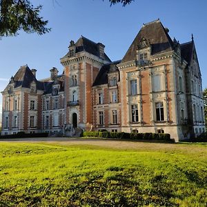 Chambres D'Hotes Au Chateau De Puycharnaud Saint-Estephe  Exterior photo