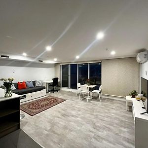 One-Bedroom Apartment In Heart Of The City Camberra Exterior photo