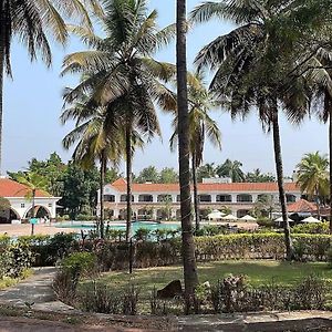 Golden Palms hotel y Spa Bangalore Exterior photo