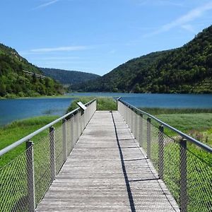 Apartamento Charmant T3 A 5Mn A Pieds Du Lac De Nantua Exterior photo