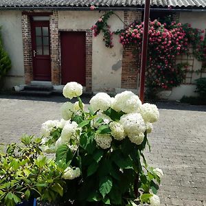 Volets Rouges Bed and Breakfast Neuvy-sur-Barangeon Exterior photo