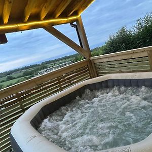Hotel Angies Den - Quirky Cabin With Hot Tub & Views Llanasa Exterior photo
