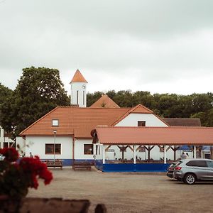Hotel Cechuv Dvur Louka  Exterior photo