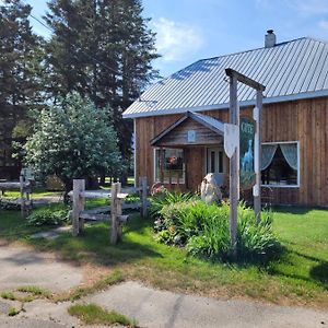 Le Gite Du Gardien Blanc Bed and Breakfast Saint-David-de-Falardeau Exterior photo