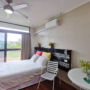 Master Bedroom In Shared Cozy River View Pool Apartment Nadi Exterior photo
