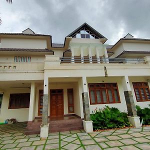 Hotel Nandhanam Holidays Kannur Exterior photo