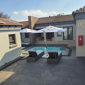 Urban Villas Guest House Pretoria-Noord Exterior photo