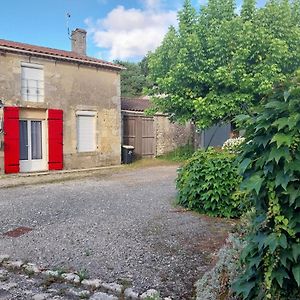 Apartamento Gite Chez Lea Saint-Seurin-de-Cadourne Exterior photo