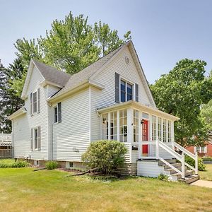 Charming Chesterton Home With Idyllic Location! Exterior photo