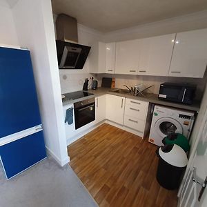 F5 Near Barry Island Private Airport Parking X 2 Cars Or Vans Free Wifi Washer Hob & Cooker Welcome Tray Provided Exterior photo