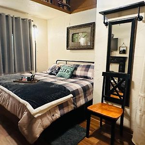 Acorn Hideaways Canton Secluded Sherlock Holmes Suite King Bed Exterior photo