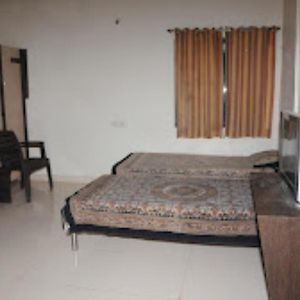 Rj Comforts Hotel And Lodging, Vikarabad Exterior photo