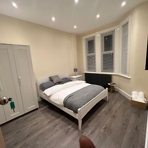 Barnet Lovely Double Room Close To Metro Tube Busses And Cinema Exterior photo