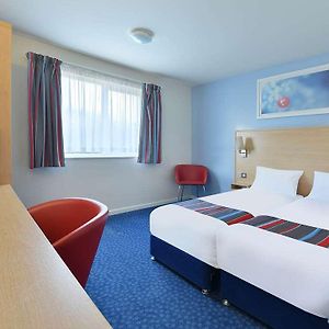 Travelodge Luton Hotel Room photo