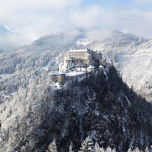 Apartamento Haus Biechl Mit Blick Auf Die Burg Hohenwerfen Pfarrwerfen Exterior photo