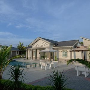 Villa Dracaena Melaka With Swimming Pool, Hill View And 20 Minutes To Town Exterior photo