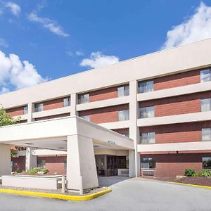 Hotel Baymont By Wyndham Davenport Exterior photo