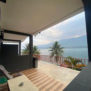 Vandu'S View Guest House & Restaurant Tuk Tuk Exterior photo