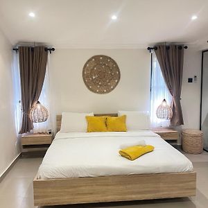 Spacious 2-Bedroom Mediterranean-Inspired Home Ikeja Exterior photo