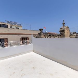 Apartamento Town House In The Heart Of Luqa - Close To Malta International Airport Exterior photo