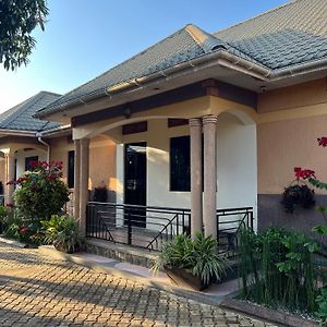 Hotel Tropical Oasis Retreat Kisubi Exterior photo
