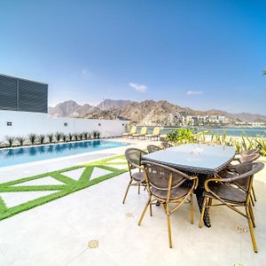 Grand 4Br Villa With Assistant'S And Driver'S Room Al Dana Island Fujairah By Deluxe Holiday Homes Exterior photo