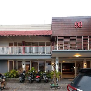 Hotel Reddoorz At Kutisari Surabaya Exterior photo