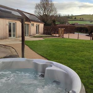 Apartamento The Cow Byre - Cotswold Retreat With Hot Tub Dursley Exterior photo