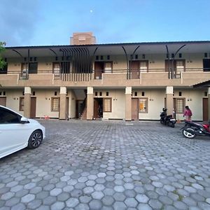 Oyo Life 93284 Kos Cendana Raya Hotel Mataram Exterior photo