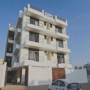 Oyo Flagship 61722 Rajmahal Residency Hotel Bhiwadi Exterior photo