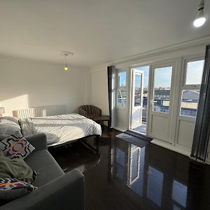 Large Room With Balcony Overlooking Londres Exterior photo